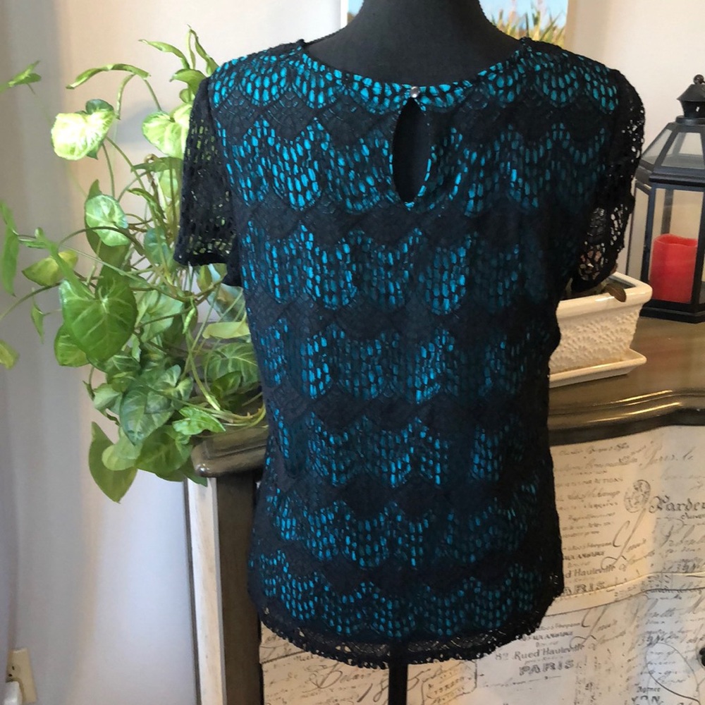 LOFT CROCHETED LACE SHORT SLEEVE BLOUSE BLACK OVER TEAL BLUE LINER SIZE M - Picture 4 of 10